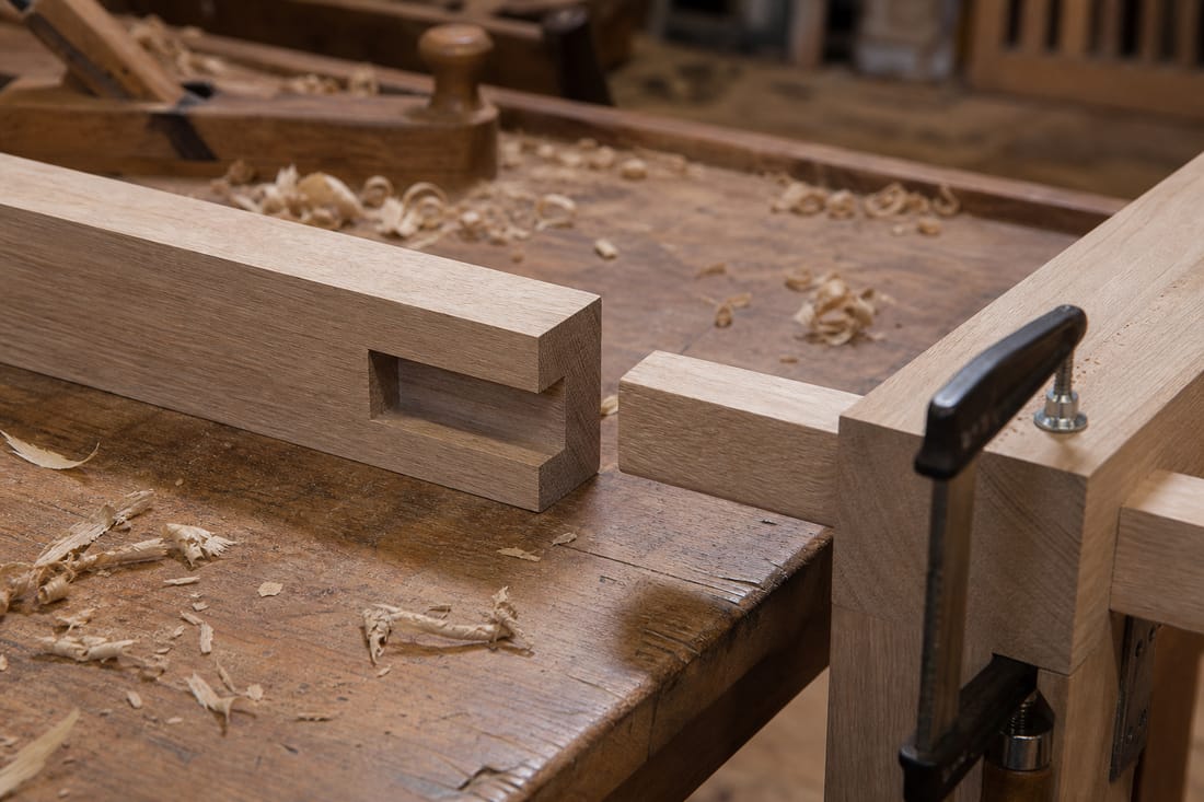 Exemple : meuble sur mesure en cours d'assemblage